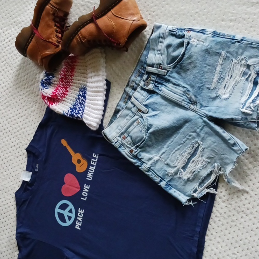 Vintage Hippie Tshirt peace love and Ukulele - Picture 3 of 13